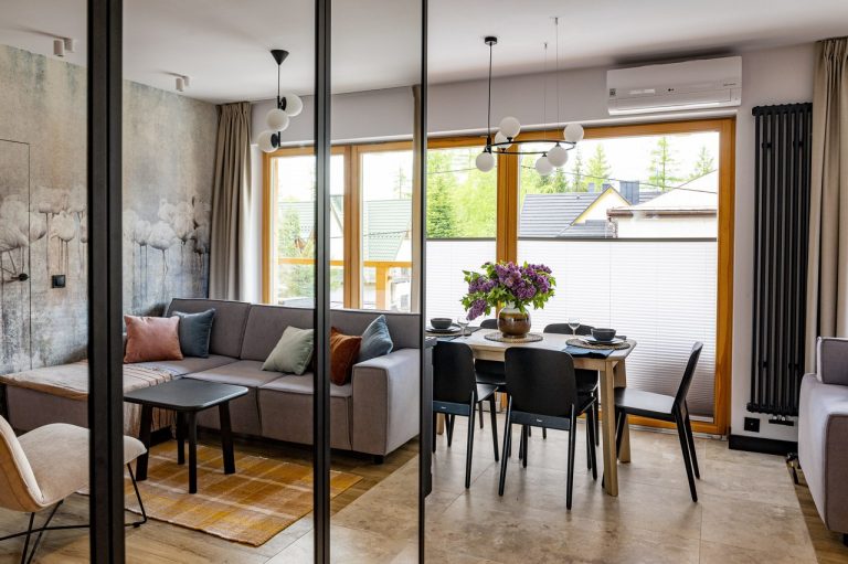 Kominek w salonie: co wybrać – tradycyjny, gazowy czy elektryczny?